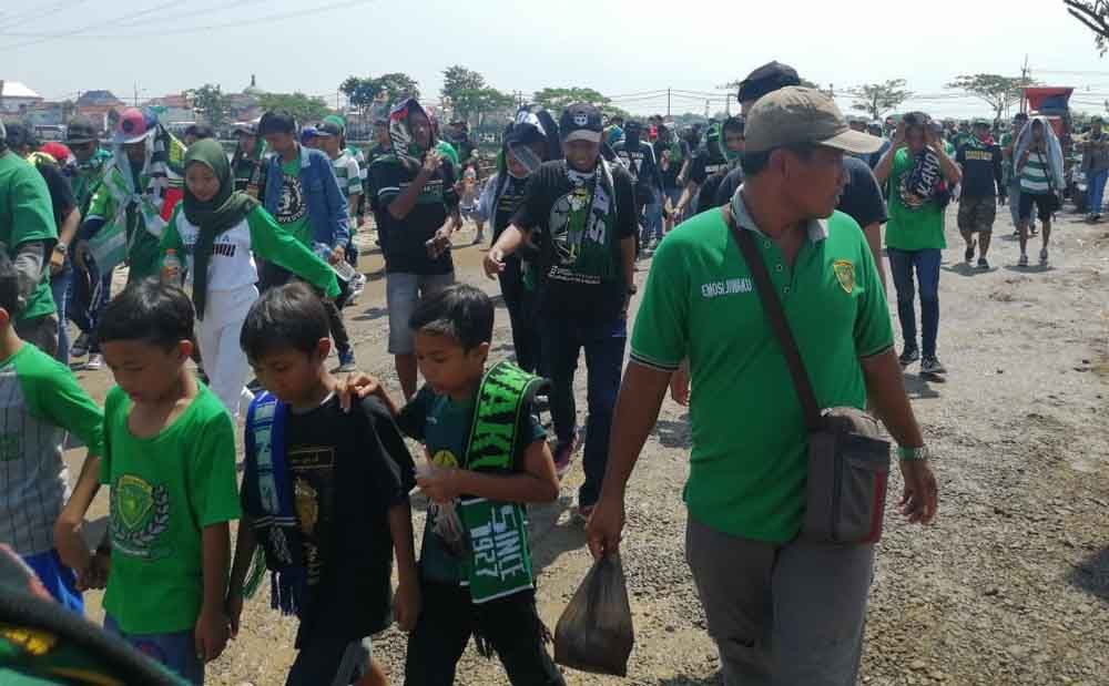 Suporter Persebaya menuju Stadion GBT
