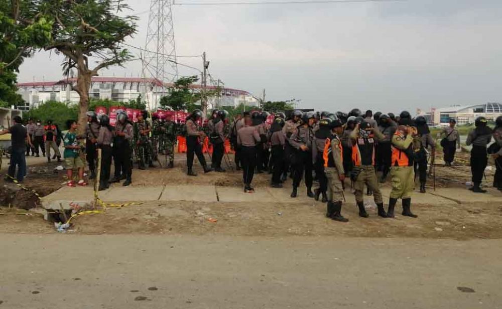 Laga Persebaya Vs Arema FC, Polisi Halau Suporter Tak Bertiket