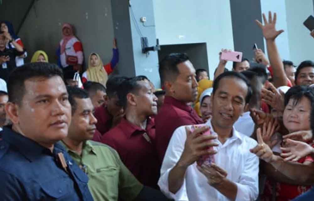 Capres nomor urut 1, Jokowi berswafoto dengan pendukungnya di GOR Mastrip, Probolinggo