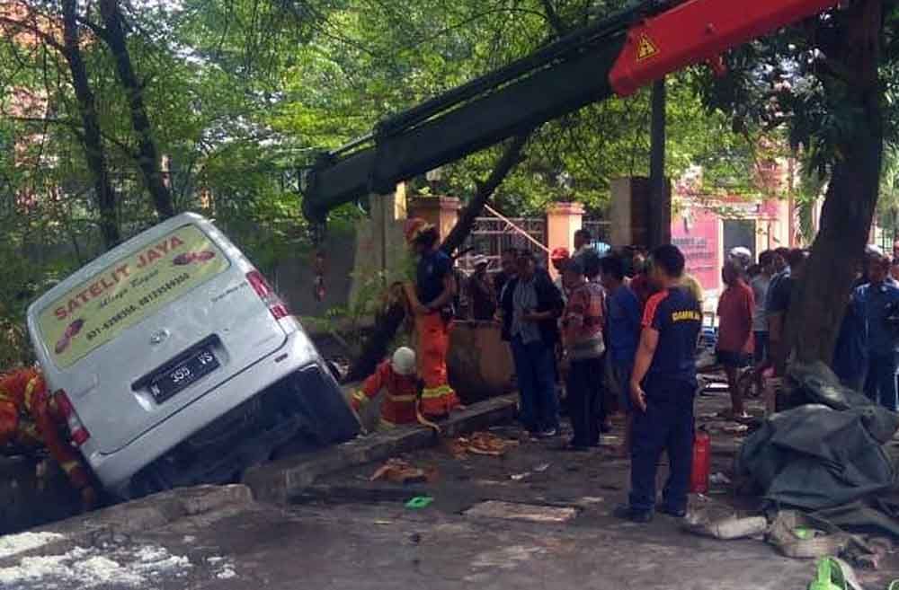 Mobil Grand Max tercebur ke parit di Ketintang Madya