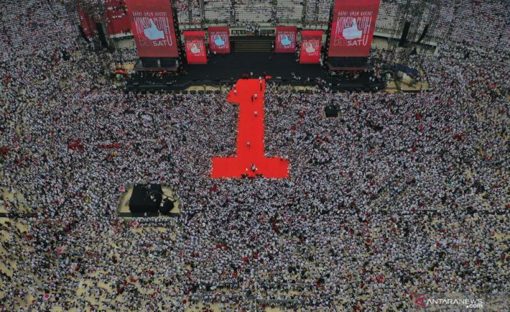 Pendukung Jokowi memenuhi kampanye  pamungkas di GBK/ foto: Antara