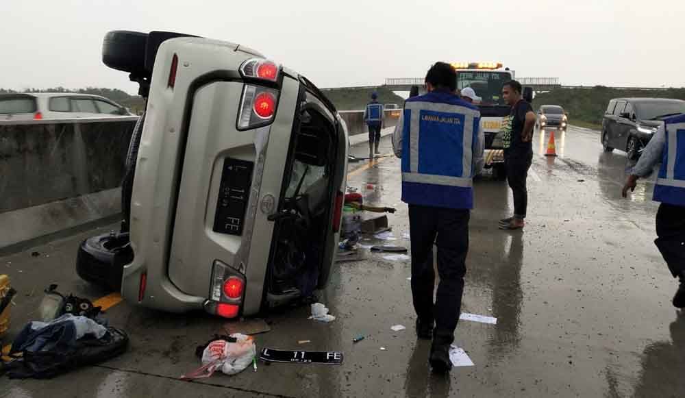 Toyota Fortuner terbalik di Tol Madiun