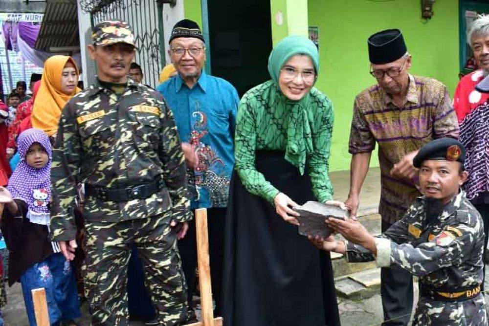 Peletakan batu pertama Yayasan Nurul Huda, Kepodang, Sidoarjo oleh Arzeti Bilbina