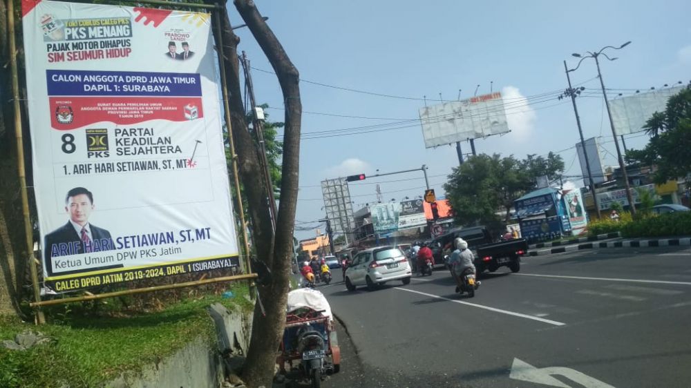 Foto- foto Alat Peraga Kampanye (APK) mereka yang tersebar di Surabaya/ Foto: Sandhi N/jatimnow.com