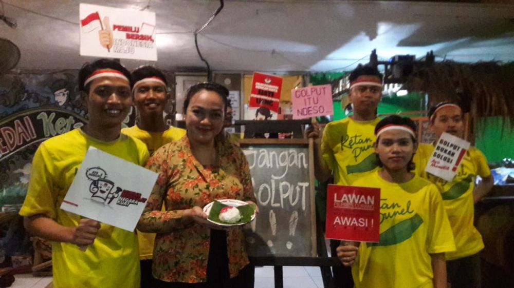 Kedai Ketan Punel Surabaya siap memberikan ketan punel gratis bagi kamu yang telah mencoblos