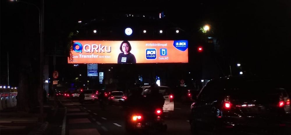 Iklan BCA bergambar Indah Kurnia yang menempel di Jembatan Penyeberangan Orang di Jalan Gubernur Suryo, Surabaya/Foto: Tito jatimnow.com