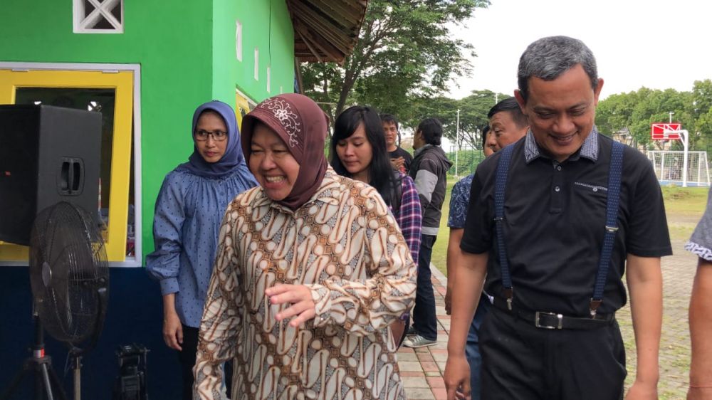 Wali Kota Risma dan suami usai mencoblos/Foto-foto: Fajar Mujiyanto/jatimnow.com