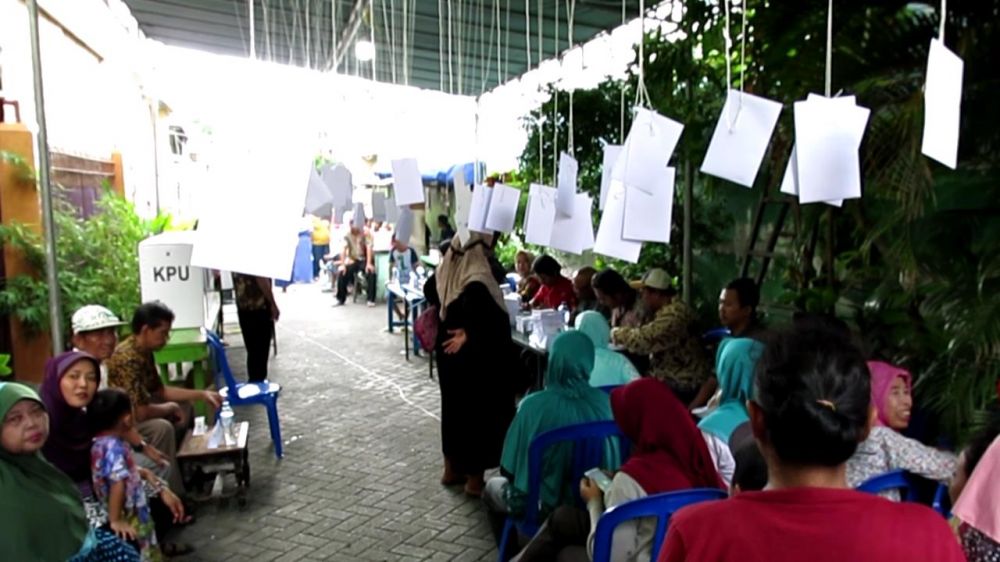 Doorprize amplop berisi uang di TPS 69 Tambak Asri, Surabaya sebelum dicopot oleh Panwascam Krembangan