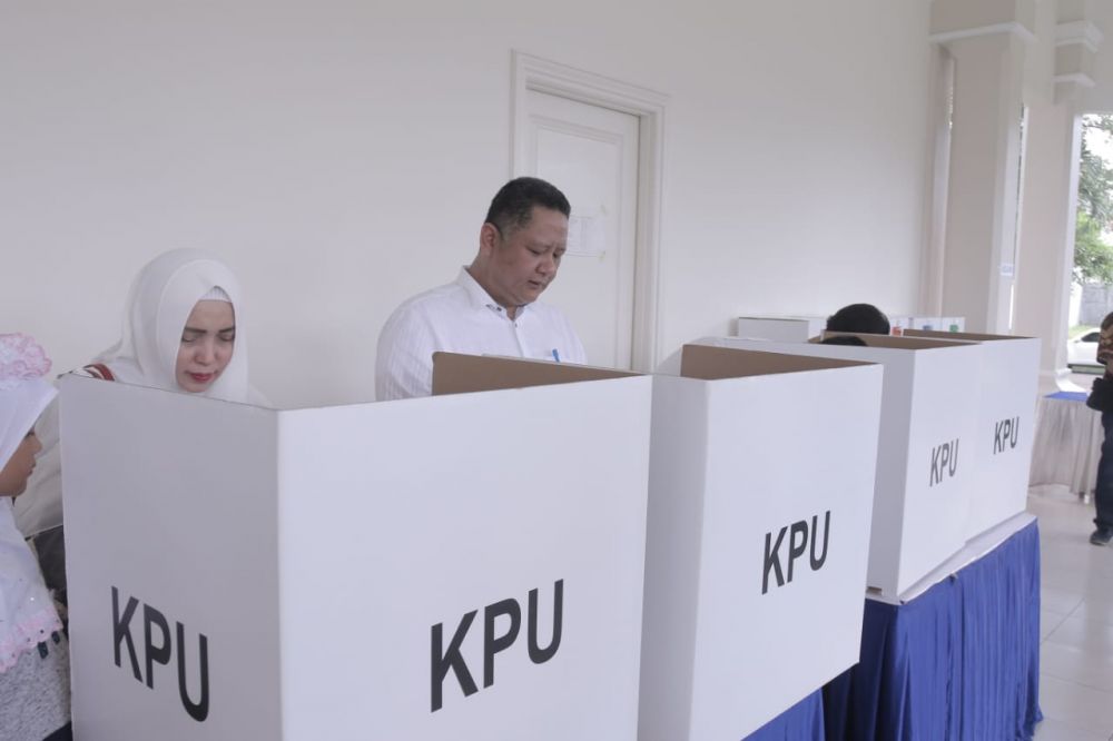 Wakil Wali Kota Surabaya, Whisnu Sakti Buana saat nyoblos di TPS 27