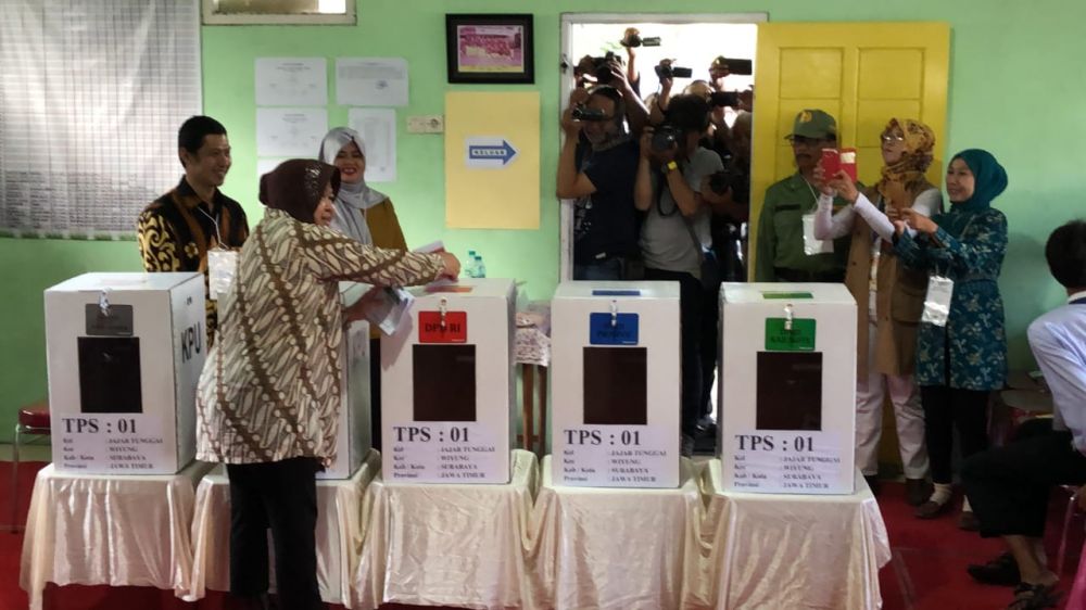Wali Kota Risma saat mencoblos di TPS 001 Kelurahan Jajartunggal, Kecamatan Wiyung, Surabaya