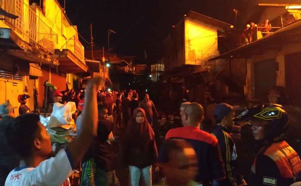 Warga dan pedagang Pasar Lawang melihat kebakaran yang meludeskan ratusan stan