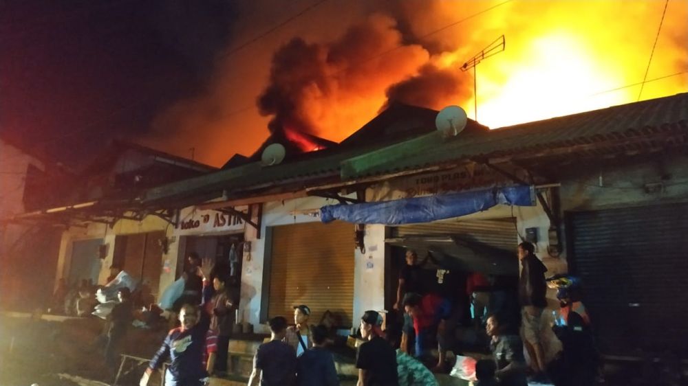 Lima PMK Dikerahkan Padamkan Kebakaran Pasar Lawang