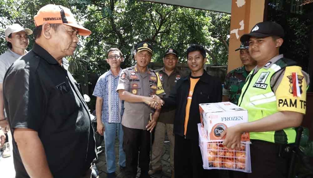 Kapolrestabes Surabaya, Kombes Pol Rudi Setiawan serahkan bingkisan pada petugas PPK