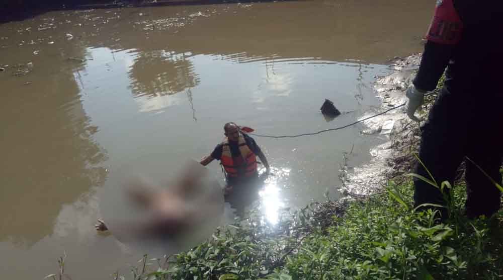 Evakuasi jenazah di Sungai Kali Jagir