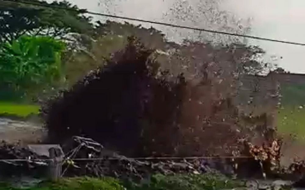 Air lumpur menyembur deras dari area persawahan yang berada di tepi rel