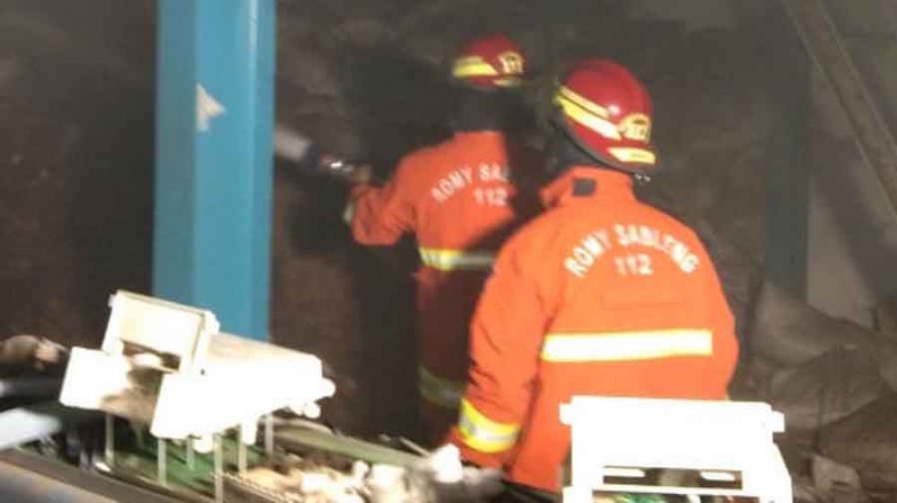 PMK Surabaya memadamkan api di gudang pupuk