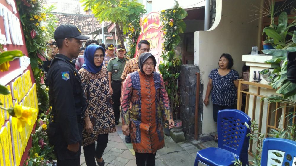 Wali Kota Risma dan rombongan sampai di rumah duka Tommy, petugas Pemilu 2019 yang meninggal dunia