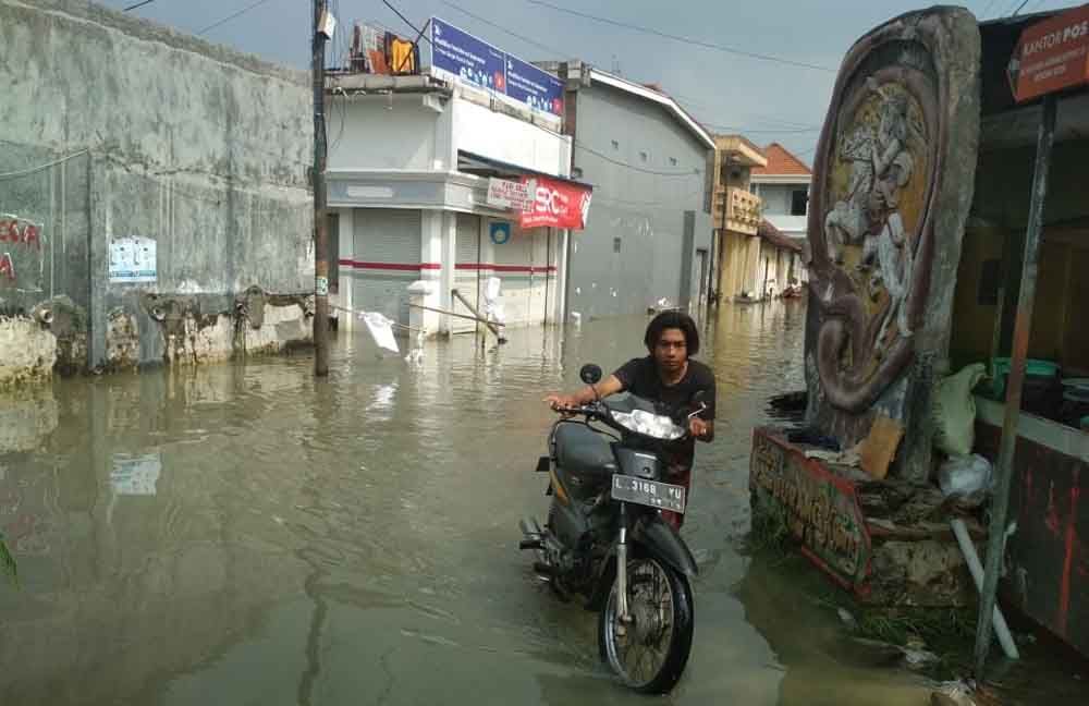 Warga menuntun motornya yang mogok saat melintas Jalan Rejosari