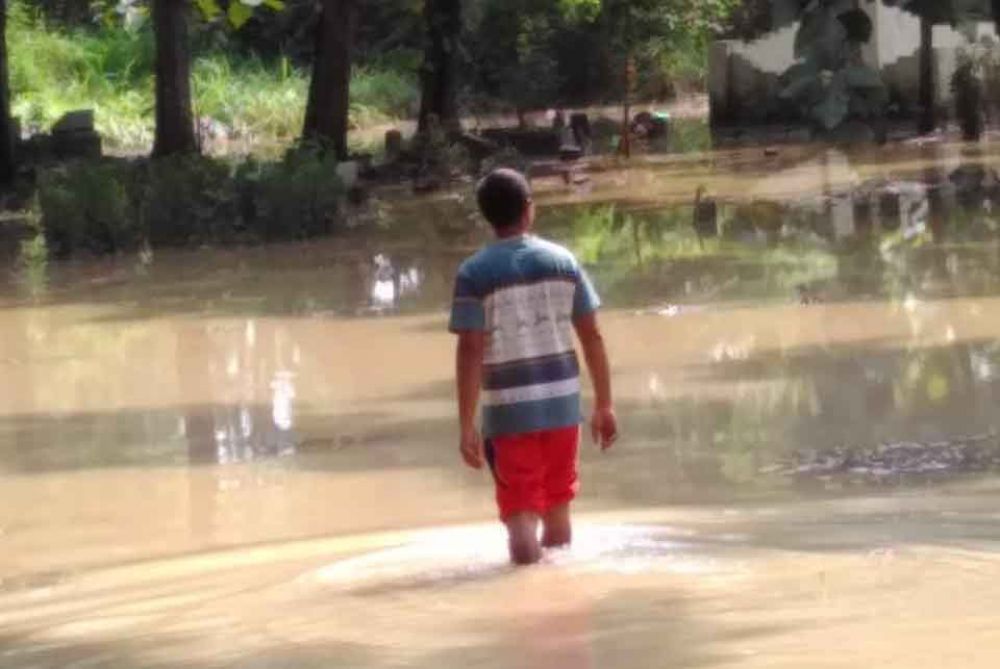 Banjir menggenangi makam Raci, Pakal, Surabaya