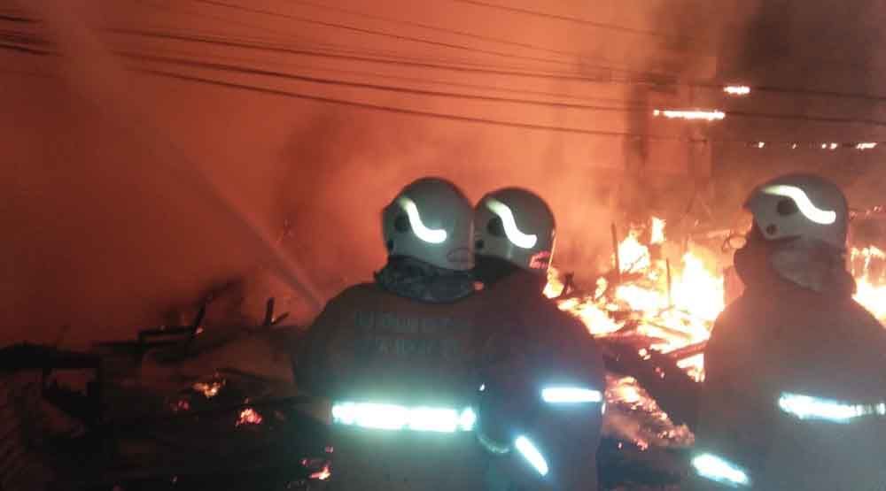 3 Bangunan Semi Permanen di Surabaya Terbakar, 10 Unit PMK Diterjunkan