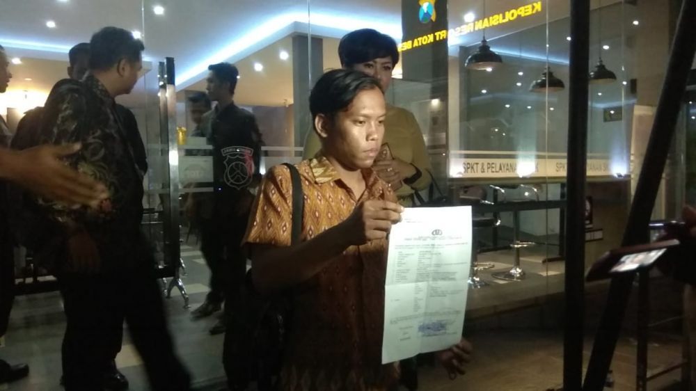 AR, karyawan La Lisa Hotel di SPKT Polrestabes Surabaya (foto: Farizal Tito/jatimnow.com) 