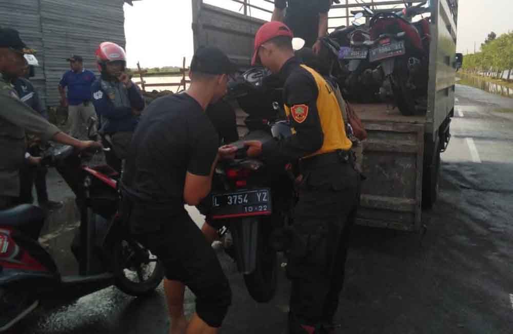 Petugas gabungan angkut motor yang akan ke Romokalisari