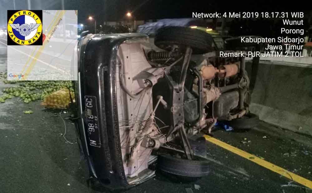 Mobil pikap muat jeruk alami kecelakaan tunggal di Tol Kejapanan