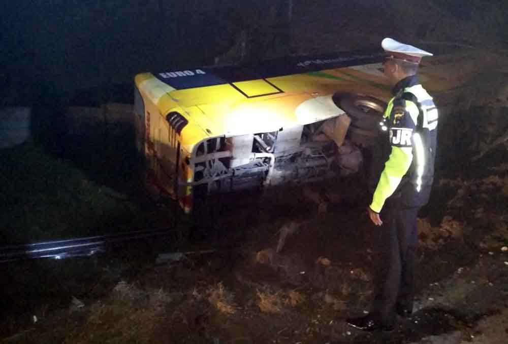 Bus Pahala Kencana terguling di parit