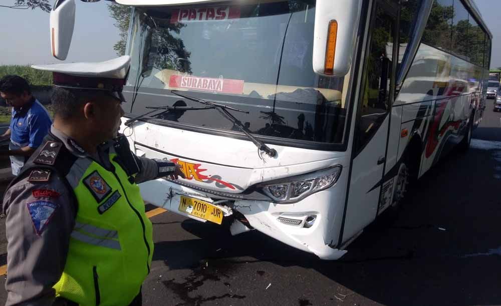 Kecelakaan Beruntun di Tol Porong Libatkan Satu Bus dan Empat Mobil