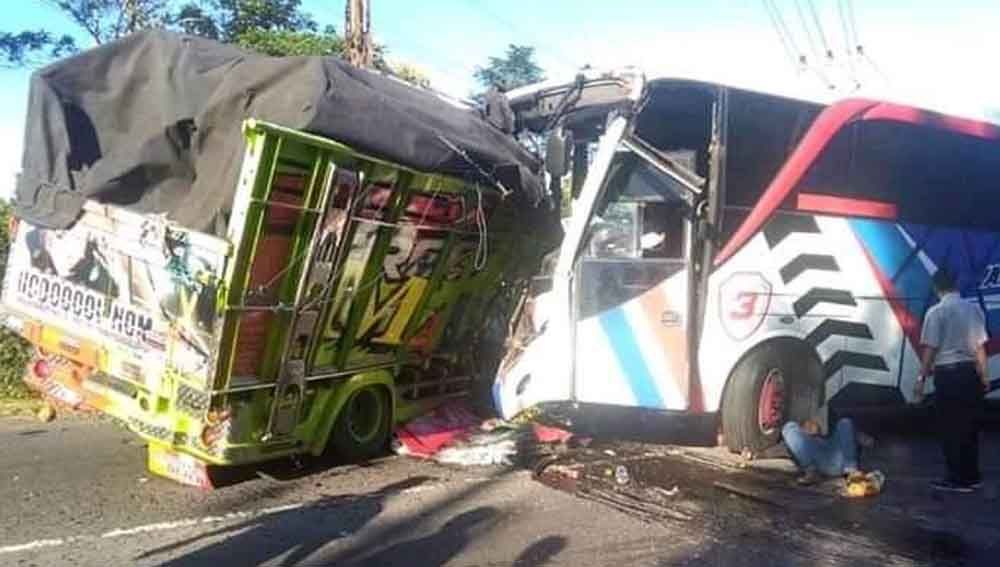 Bus Anggun Krida tabrak truk bermuatan buah di Jalan Probolinggo