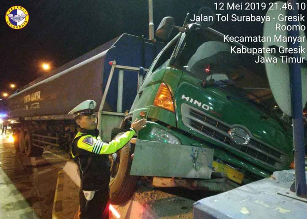 Truk menabrak gerbang Tol Manyar Gresik