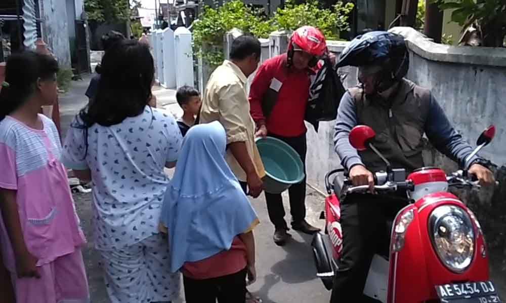 Warga melihat ember tempat mahasiswi melahirkan bayi di kamar mandi kos 