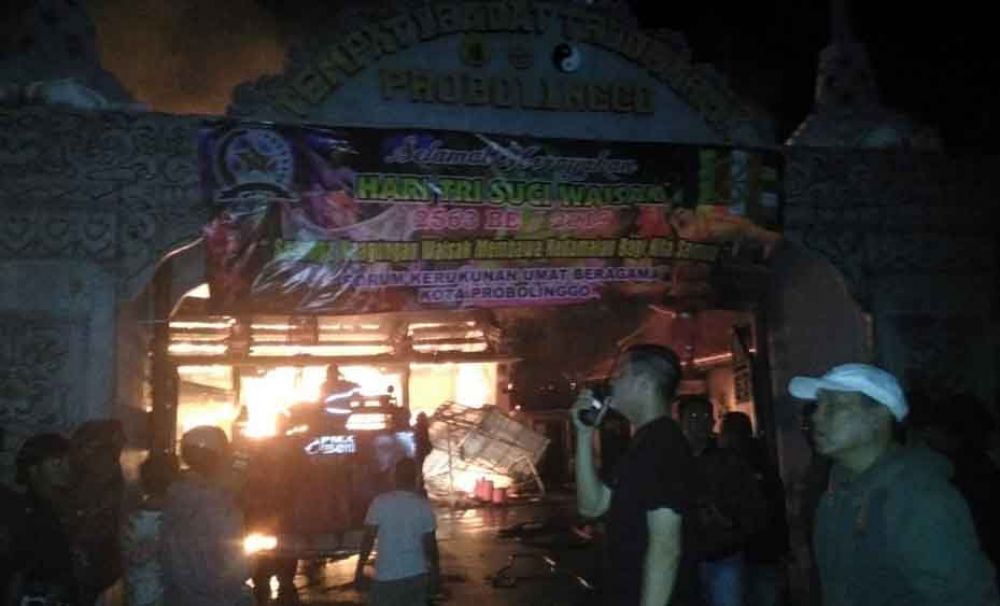 Petugas padamkan api yang membakar Klenteng Tri Dharma di Probolinggo