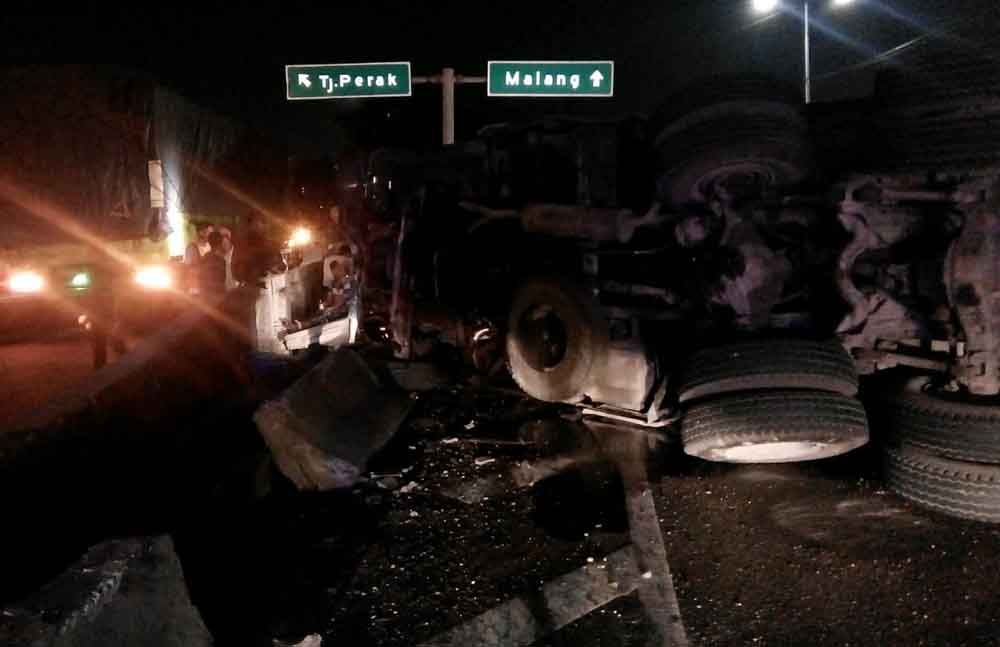 Sopir Mengantuk, Dump Truk Terguling di Tol Dupak