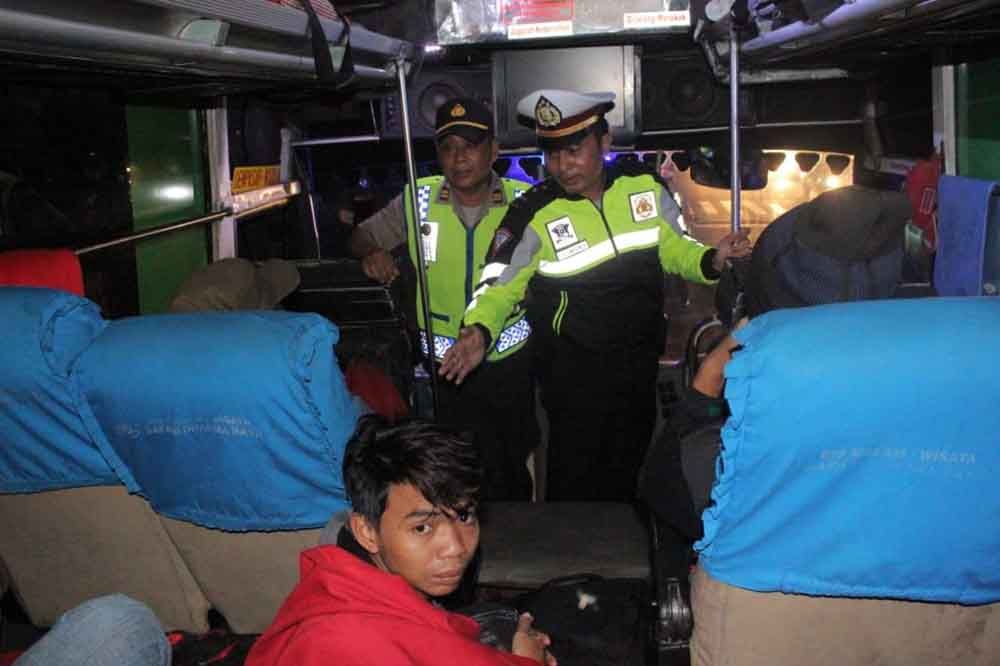 Pemeriksaan penumpang bus