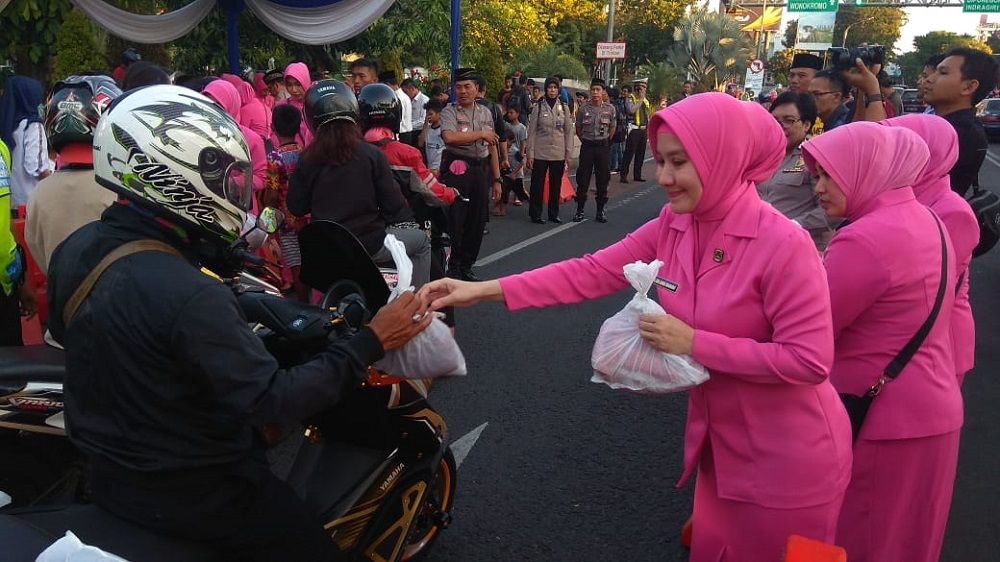Pembagian takjil dari Bhayangkari Polrestabes Surabaya