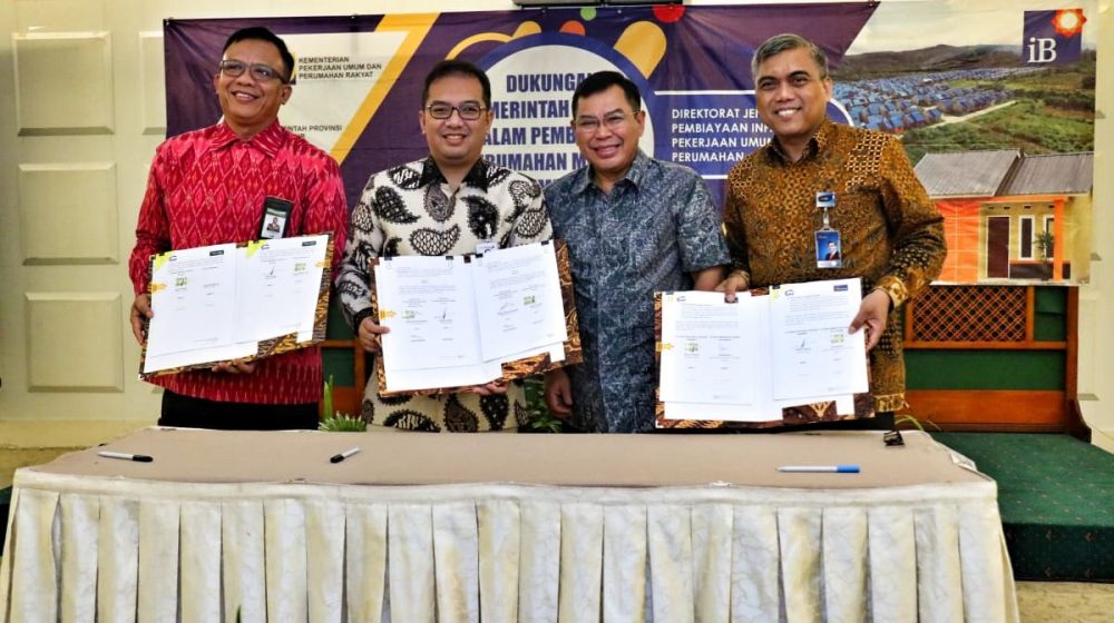 Penandatanganan MoU antara bank jatim dan PT SMF