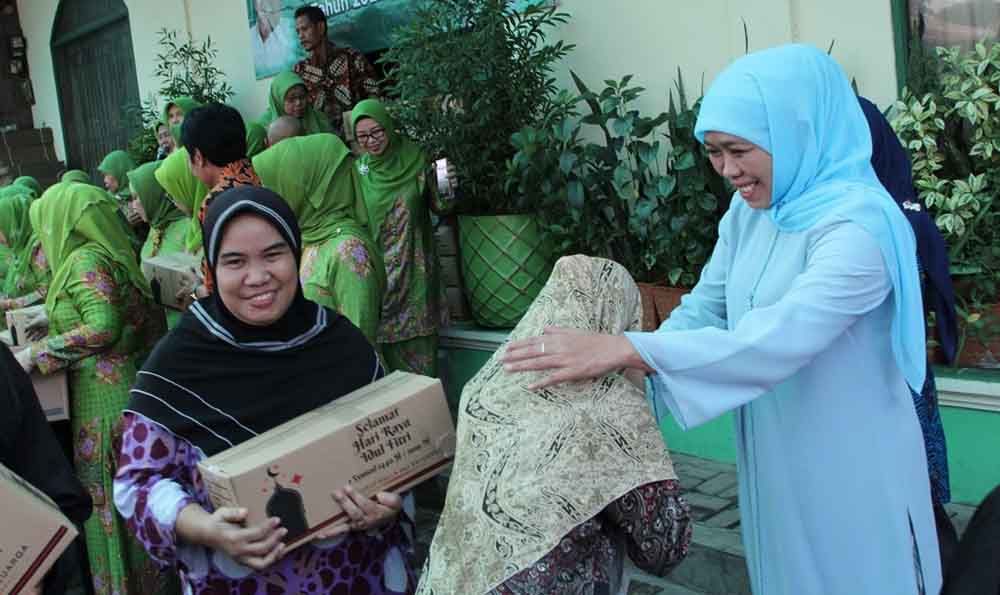 Ketua Umum PP Muslimat NU, Khofifah Indar Parawansa bagikan paket lebaran