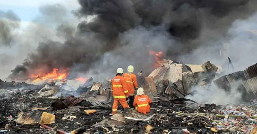 Petugas PMK Kota Surabaya padamkan kebakaran di Bulak Banteng Wetan