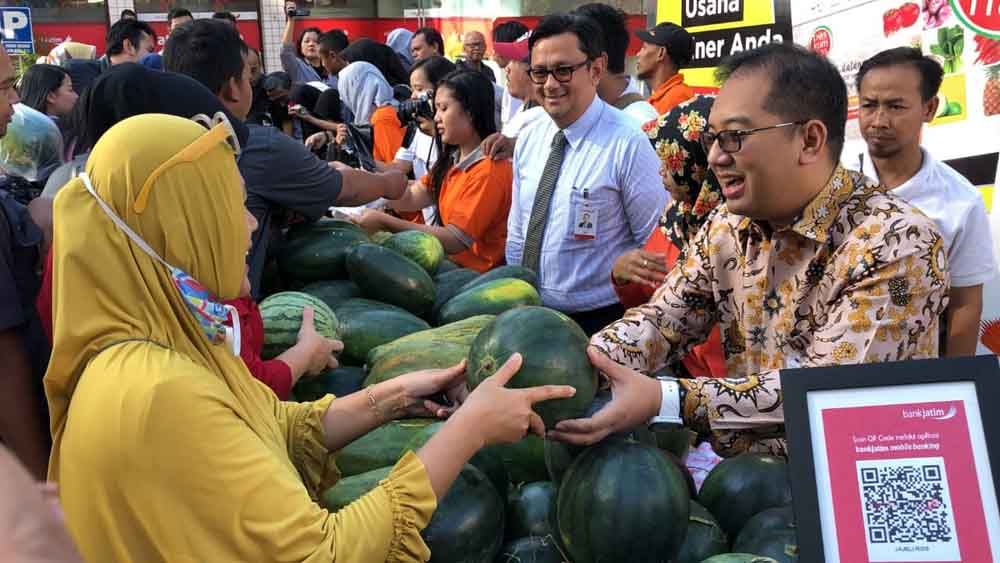 Pgs. Direktur Utama Bank Jatim, Ferdian Timur Satyagraha ikut menjual buah