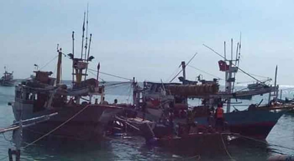 Bangkai KM 'Putera Mahkota' Diangkat dari Dasar Laut Madura