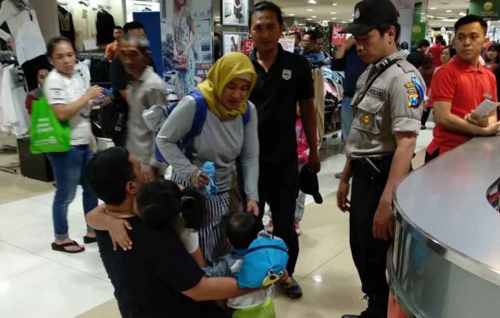 Anak yang hilang kembali dipertemukan dengan orang tuanya