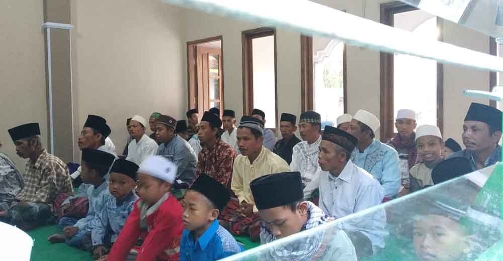 Jemaah Aboge di Probolinggo Salat Idul Fitri