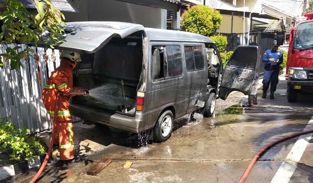 Petugas damkar proses pembasahan pada Daihatsu Zebra terbakar di Surabaya
