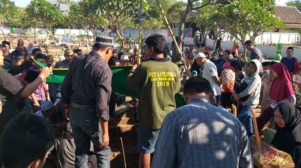 Korban dimakamkan di pemakaman umum di Probolinggo