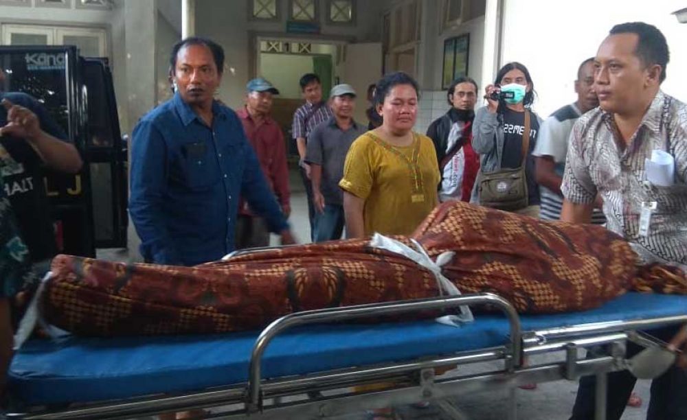 Jenazah dibawa ke kamar mayat RSUD dr Soetomo