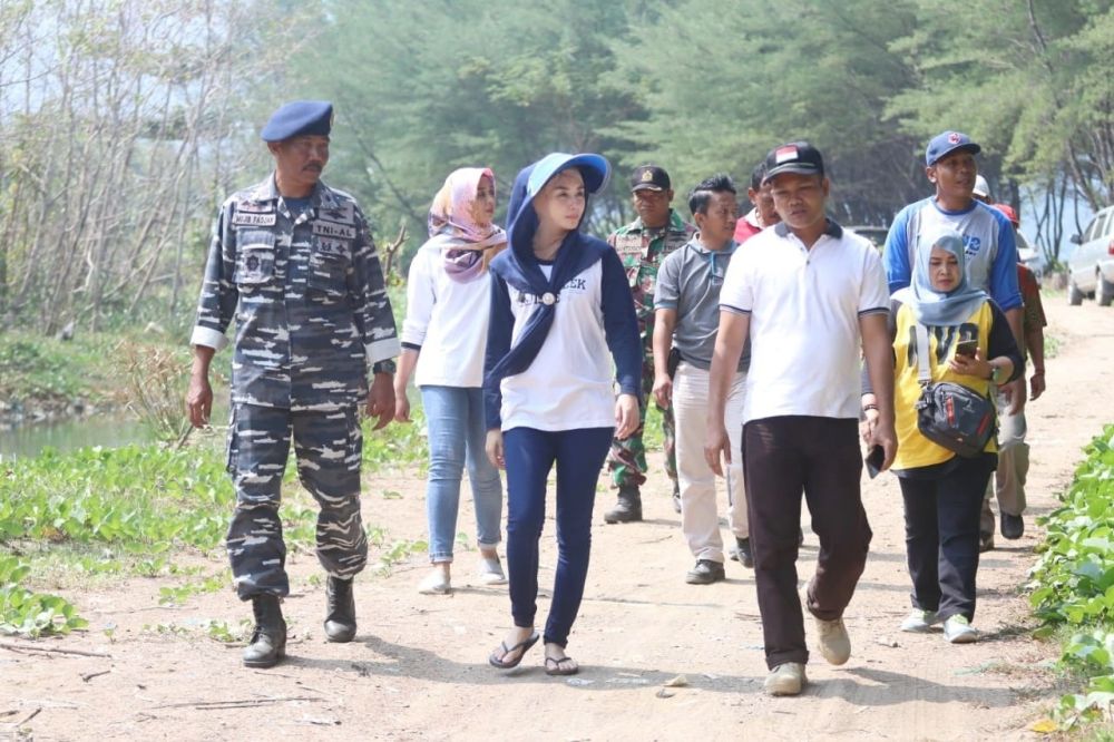 Foto: Bersih-bersih Pantai Bareng Novita