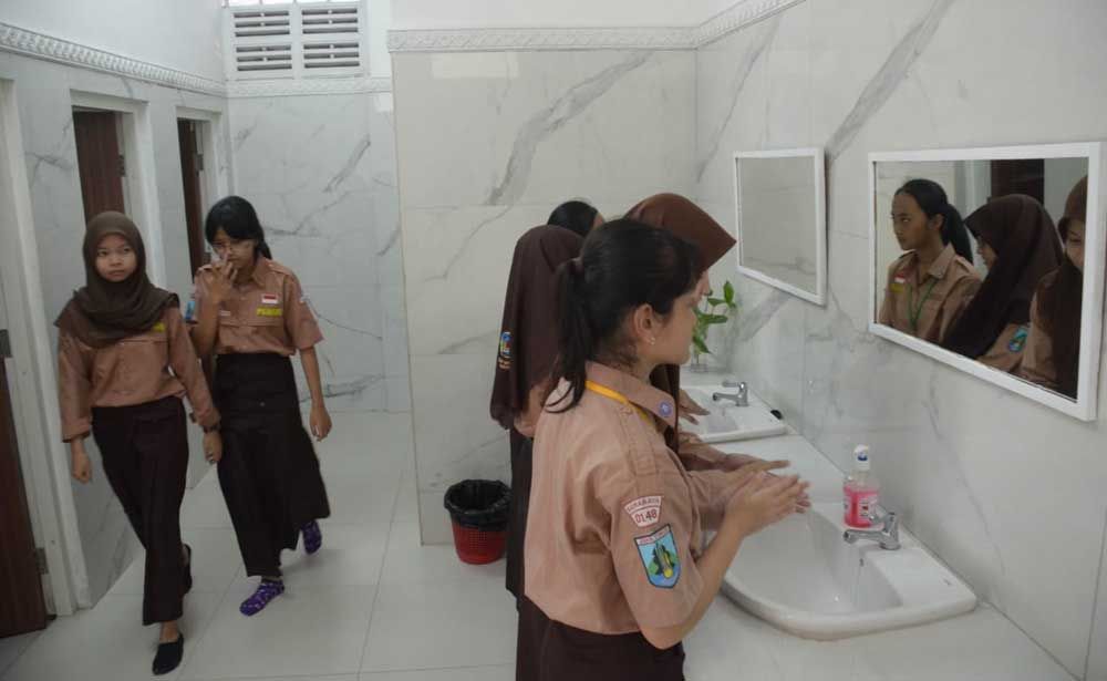 Toilet SMP Negeri 1 Surabaya yang dibangun sekelas toilet hotel 