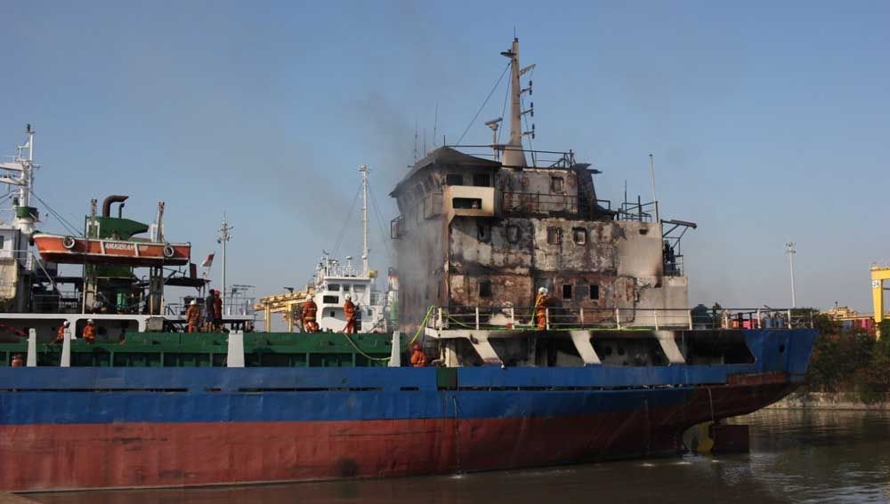 Kebakaran kapal berhasil dipadamkan oleh damkar Surabaya 