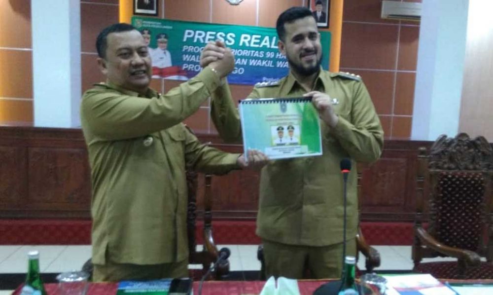 Wali Kota Probolinggo, Hadi Zainal Abidin  (kanan)